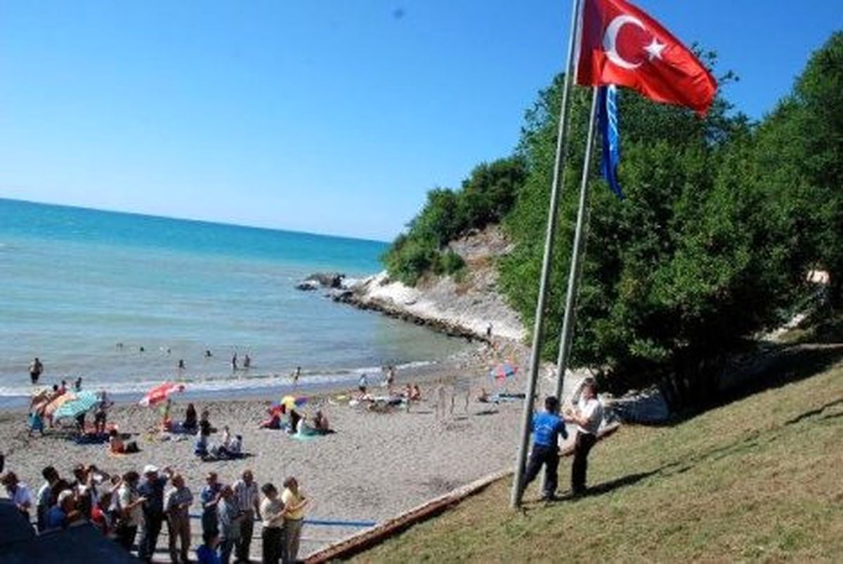Akçakoca'da Çuhallı Plajı 'Mavi Bayrak' Aldı
