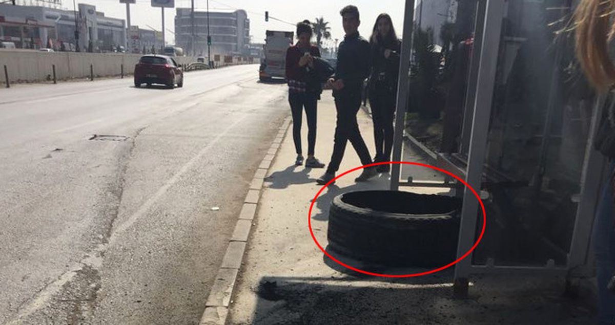Seyir Halindeki Tankerin Lastiği Otobüs Durağına Fırladı