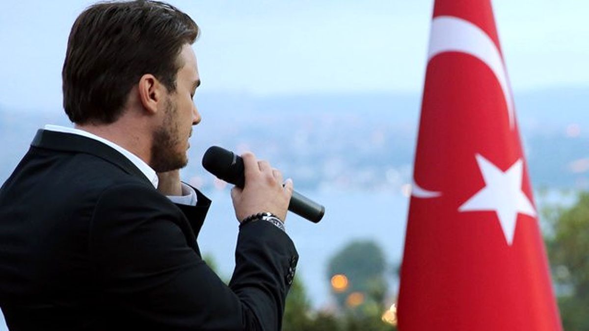 Çekimler İçin Stüdyoya Giren Mustafa Ceceli Havada Asılı Kaldı