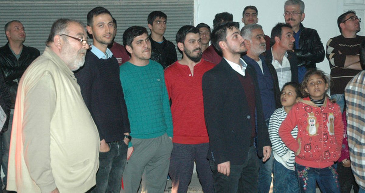 Mahalle Sakinleri, Simit Fırınındaki Yangını Meraklı Gözlerle İzledi