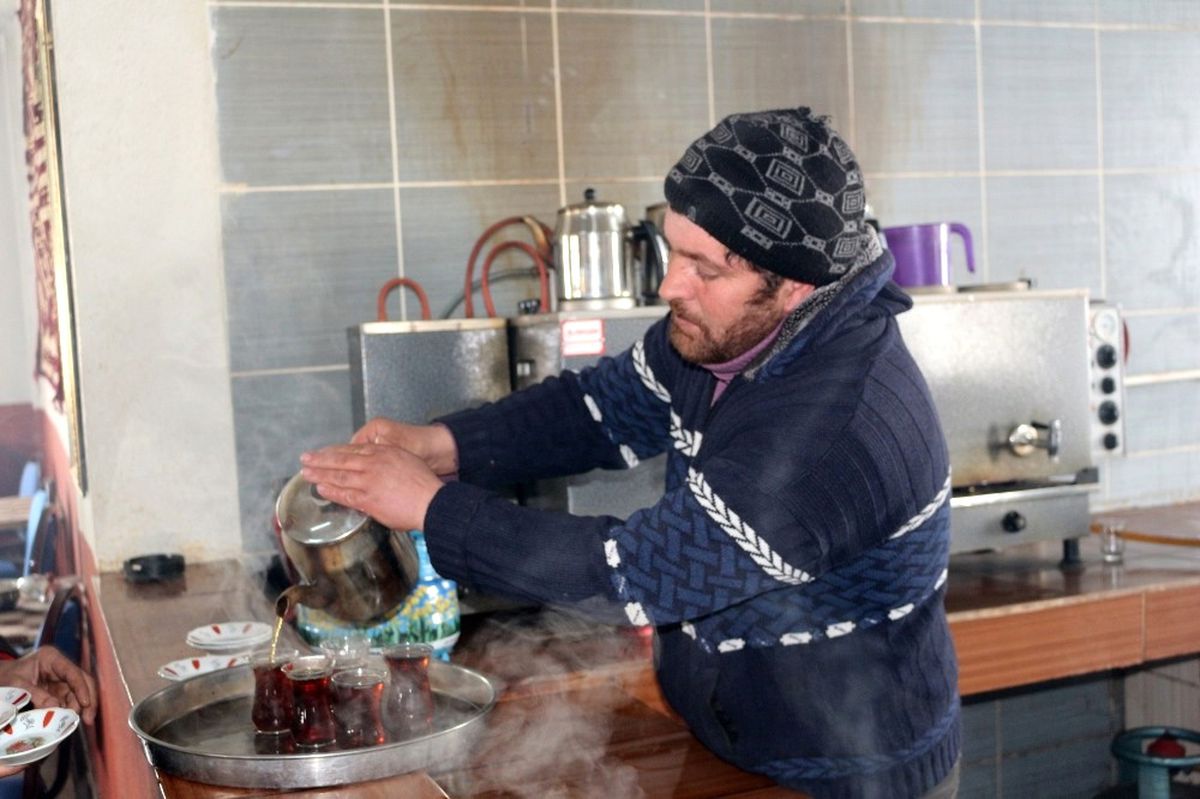 5 Dil Biliyor Ama Kahvehanede Çalışıyor
