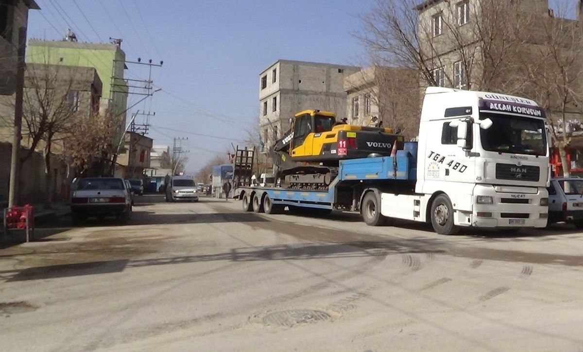 Sınır Hattında Askeri Hareketlilik Sürüyor! İş Makineleri Suriye'ye Gönderildi