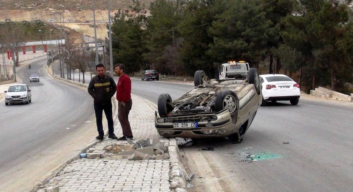 Mucize Kurtuluş! Takla Atan Araçtan Küçük Sıyrıklarla Çıktı