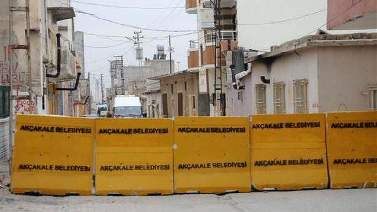 Akçakale'de Üst Düzey Alarm! Yollar Dev Beton Bariyerlerle Kesildi