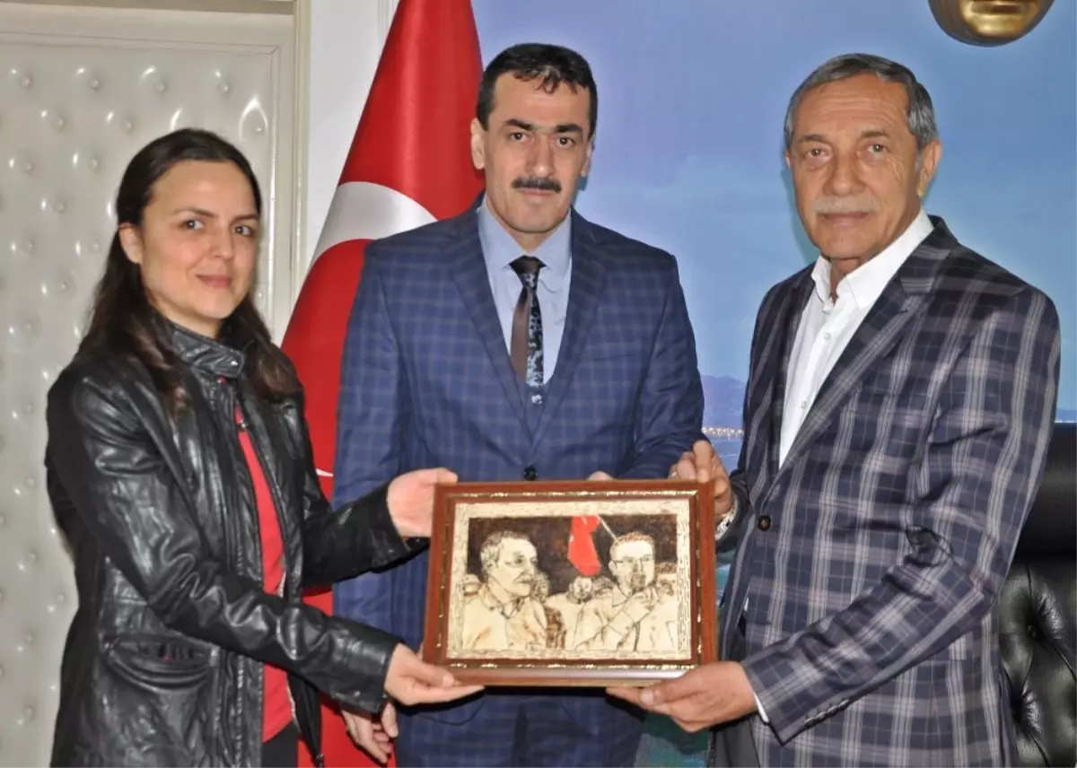 Başkan Özdemir'e Kendi Portresi Hediye Edildi