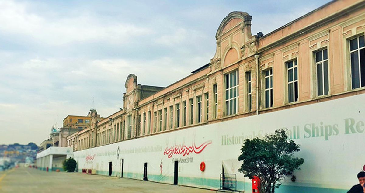 Karaköy Yolcu Salonu'nun Ardından Tarihi Paket Postanesi de Yıkıldı