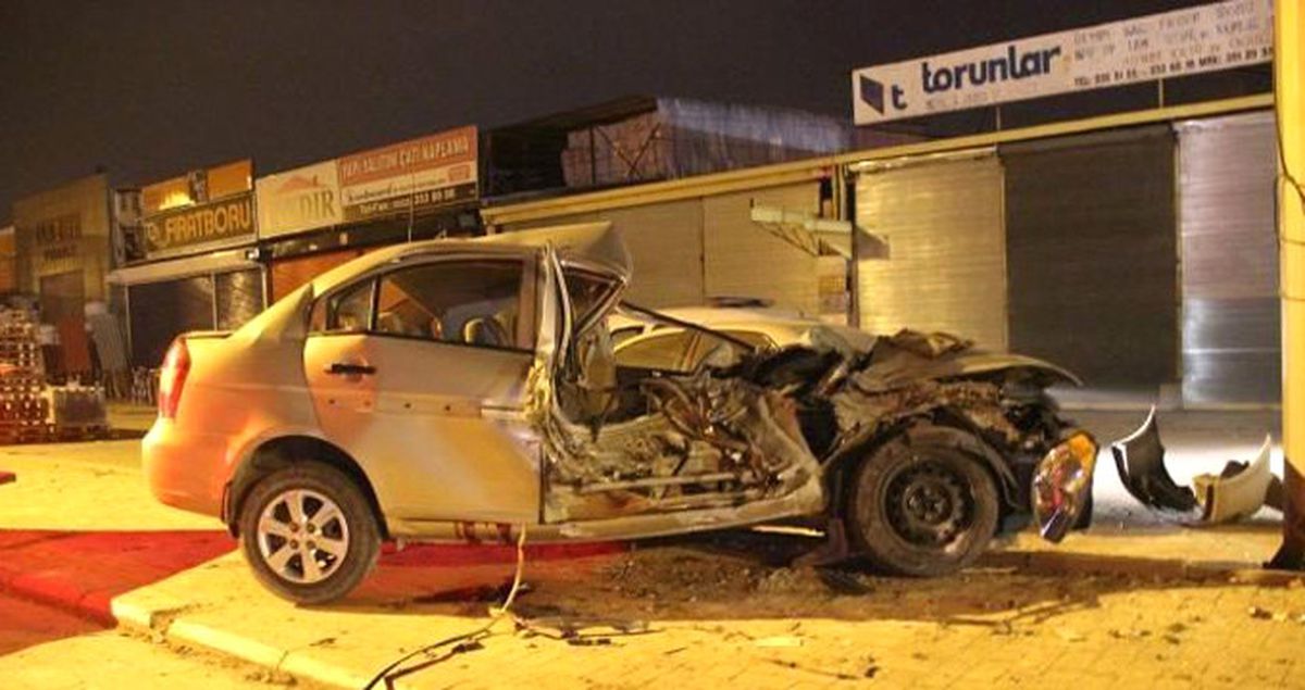 Otomobil Reklam Tabelası Direğine Çarptı: 1 Ölü, 1 Yaralı