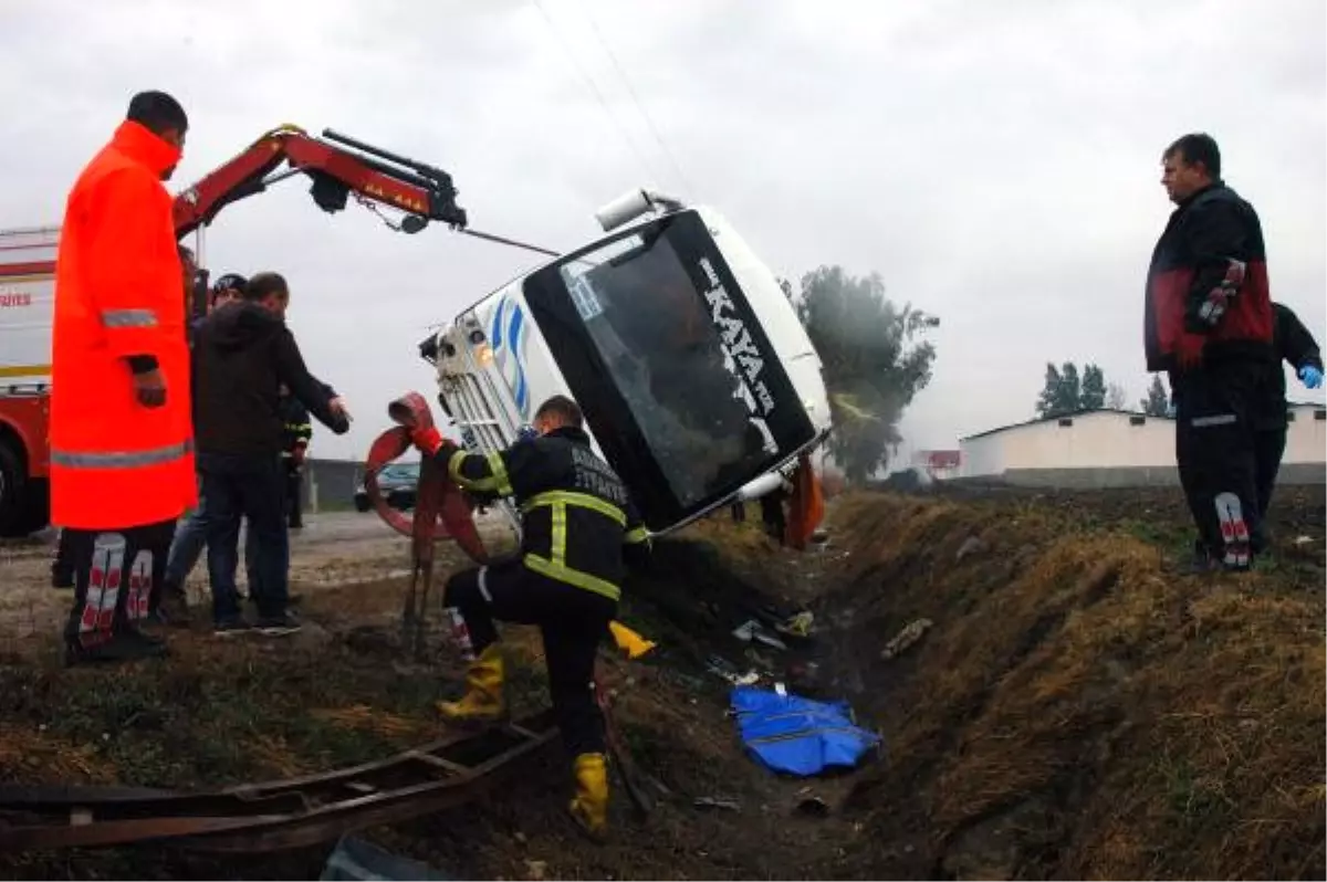 Adana'da Servis Minibüsü Takla Attı: 1 Ölü, 20 Yaralı