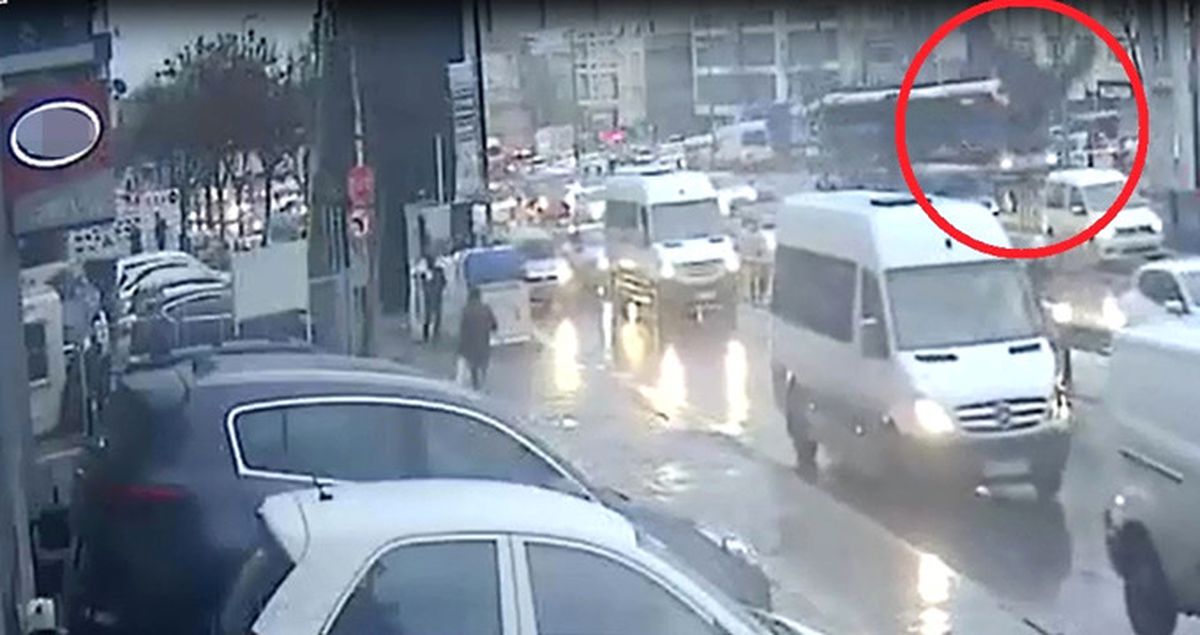 Seyir Halindeki Motosiklet Sürücüsünün Üzerine İnşaat Malzemesi Düştü