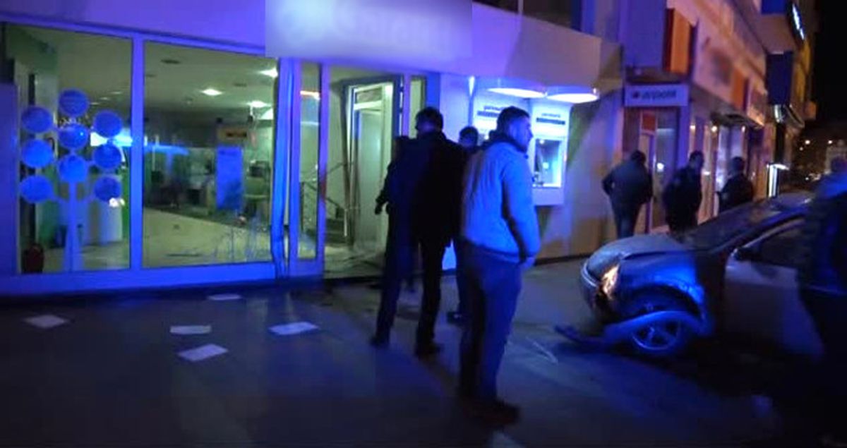 ''Parasal Sisteme Karşıyım'' Diyen Sürücü, Aracıyla Banka Şubesine Daldı