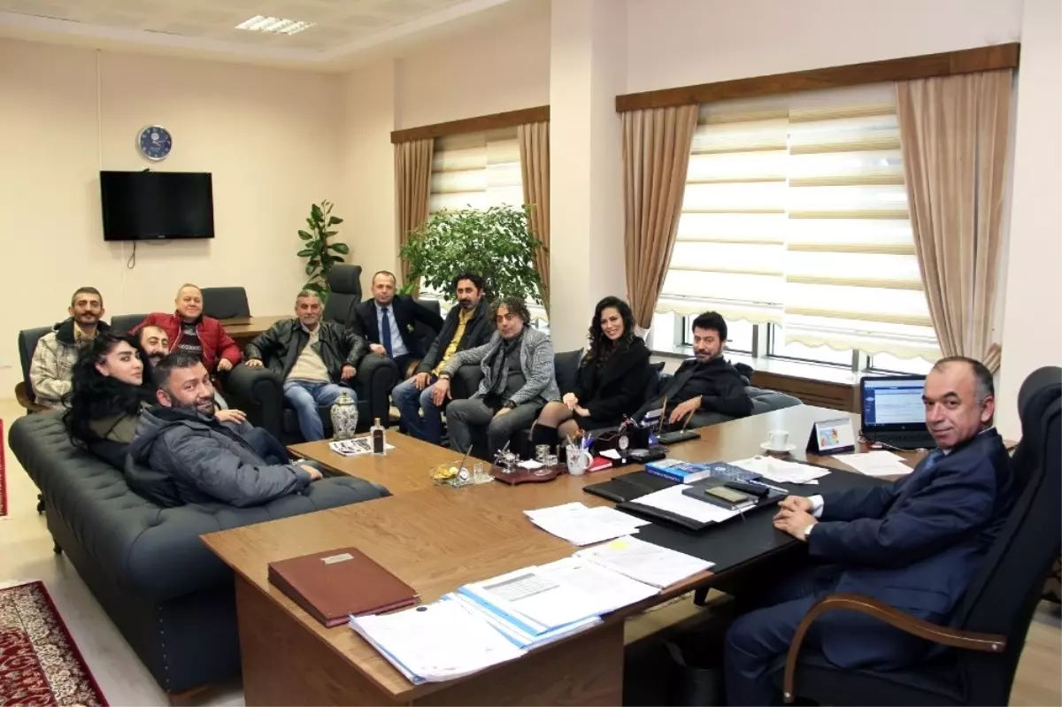 Düzensiz Düzenbazlar Film Yönetmeni ve Oyunculardan Üniversiteye Ziyaret