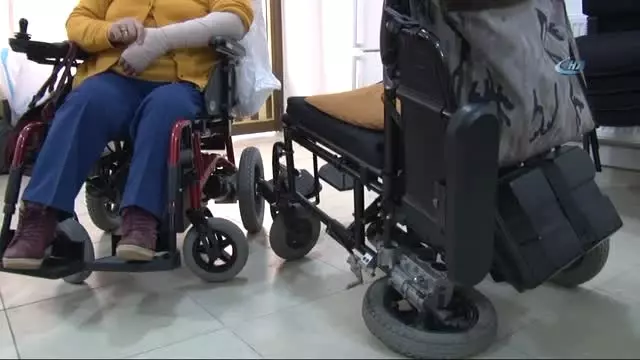 Engelli Kadına Çarptı, 'Chp'li İl Yöneticisiyim' Diyerek Kaçtı Engelli Kadına Çarptı, 'Chp'li İl Yöneticisiyim' Diyerek Kaçtı