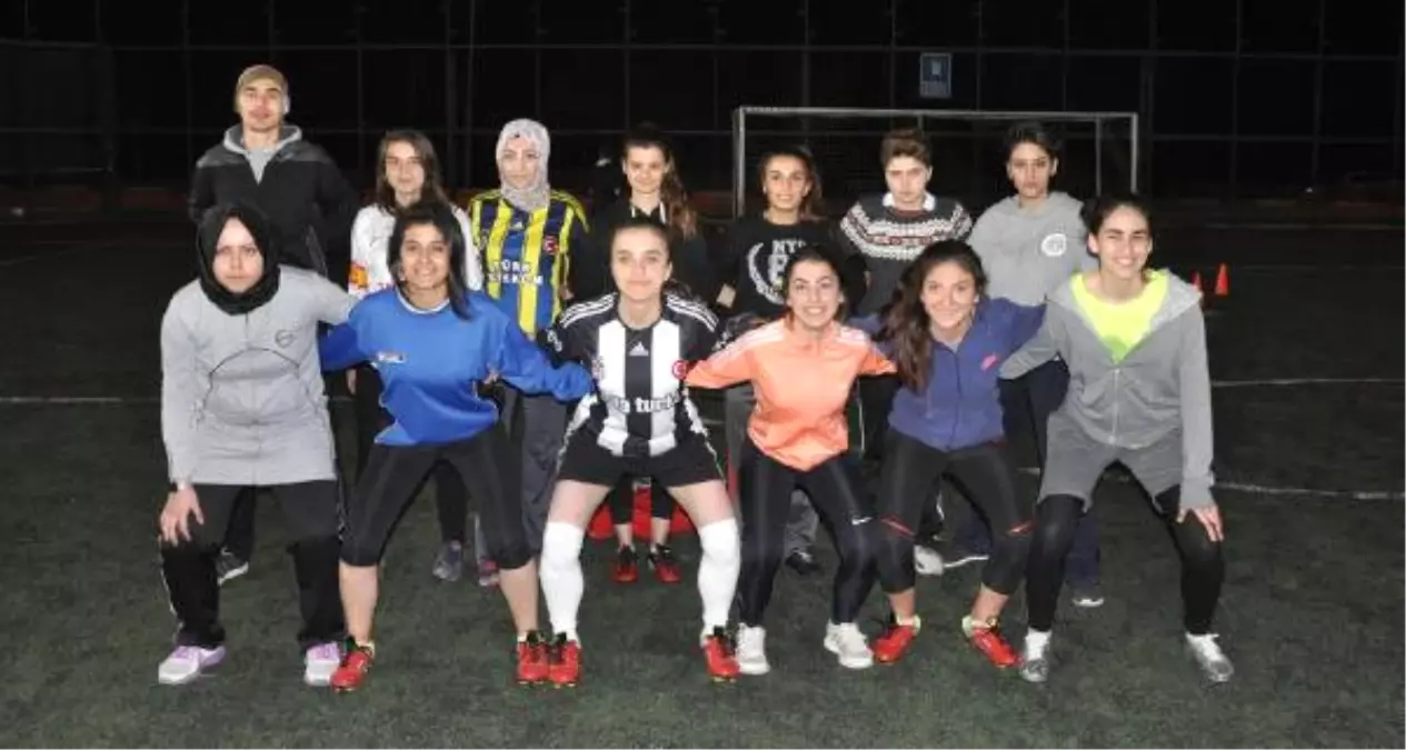 Bursa Da Futbola Kadin Eli Degdi Ilk Kadin Futbol Takimi Calismalara Basladi Haberler Com Guncel