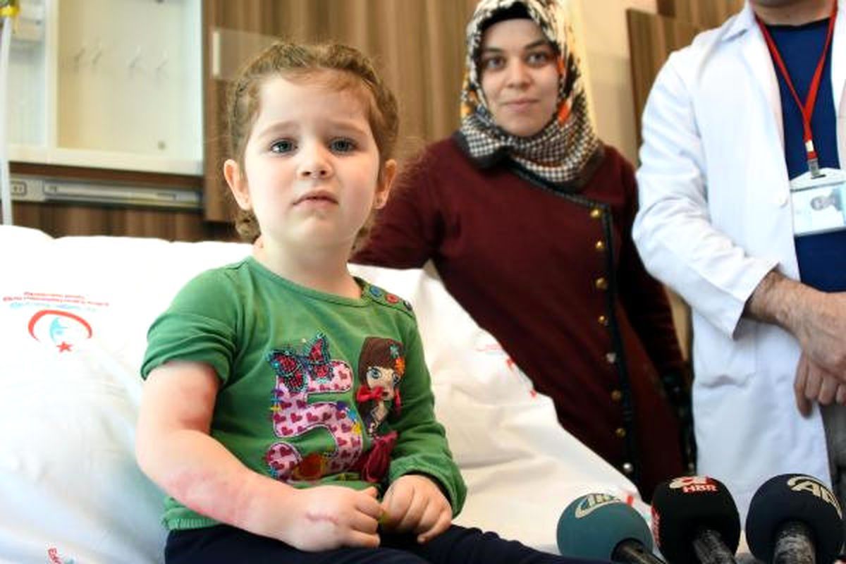 Küçük Rabia'nın Yanan Kolu Kesilmekten Kurtarıldı
