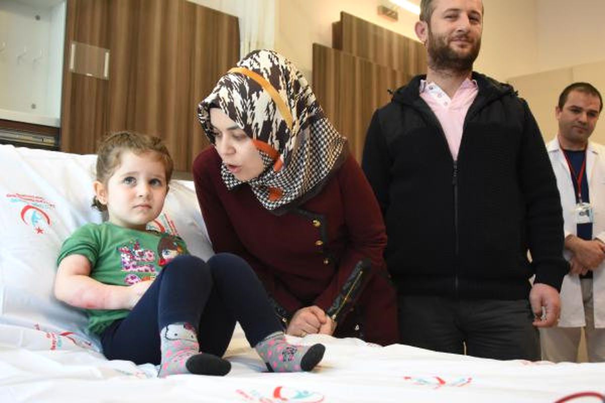 Küçük Rabia'nın Yanan Kolu Kesilmekten Kurtarıldı