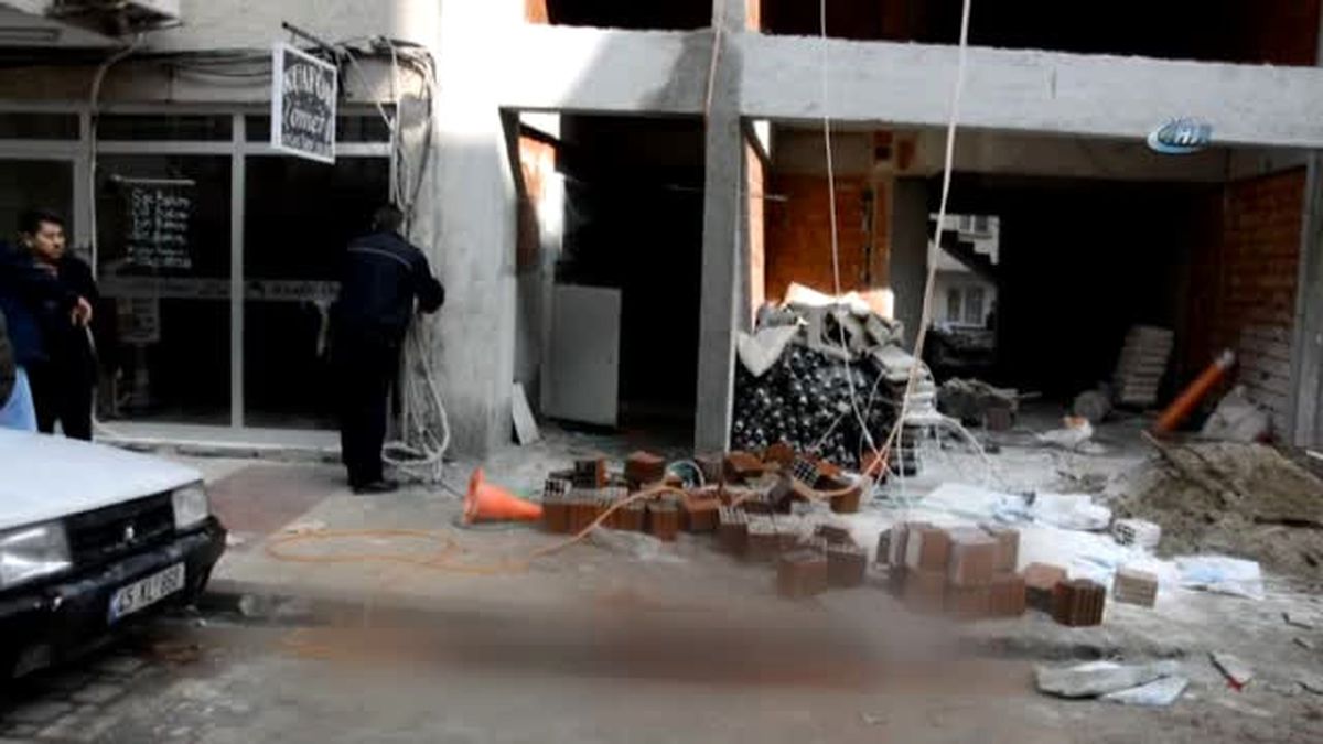 Manisa'da İnşaattan Düşen İşçi Ağır Yaralandı
