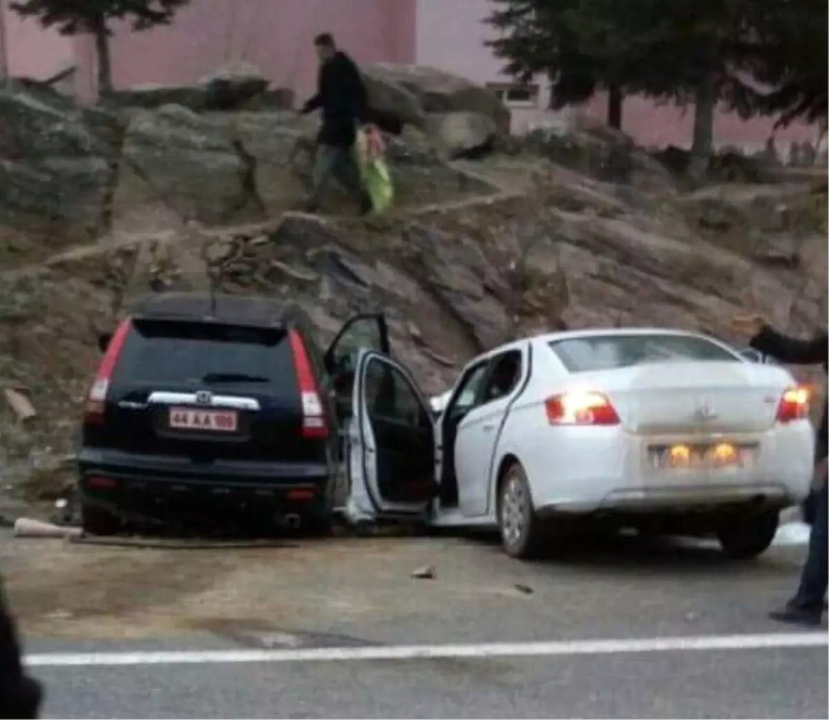 Pütürge Kaymakamı'nın Makam Aracı, Otomobille Çarpıştı: 2 Ölü, 6 Yaralı