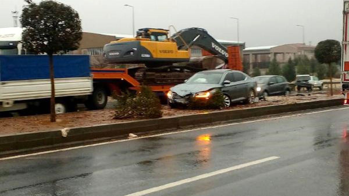 Şanlıurfa'da Bakan Yılmaz'ın Konvoyunda Zincirleme Kaza: 5 Yaralı