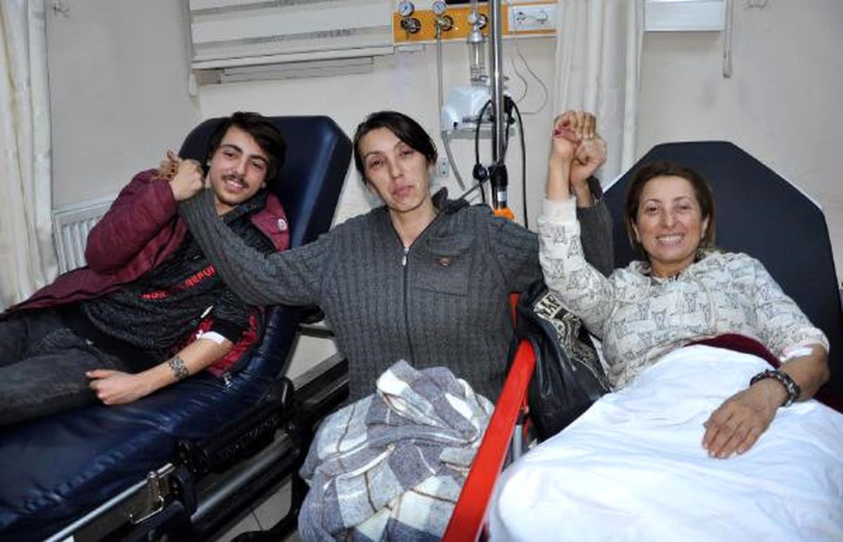 Açlık Grevini Bitiren Hayvanseverler Hastanede Çorba İçti