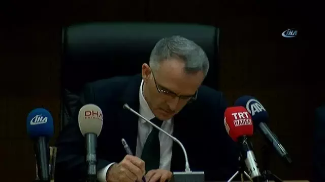 Bakan Naci Ağbal'dan Otobüs Şoförlerine Büyük Jest Bakan Naci Ağbal'dan Otobüs Şoförlerine Büyük Jest