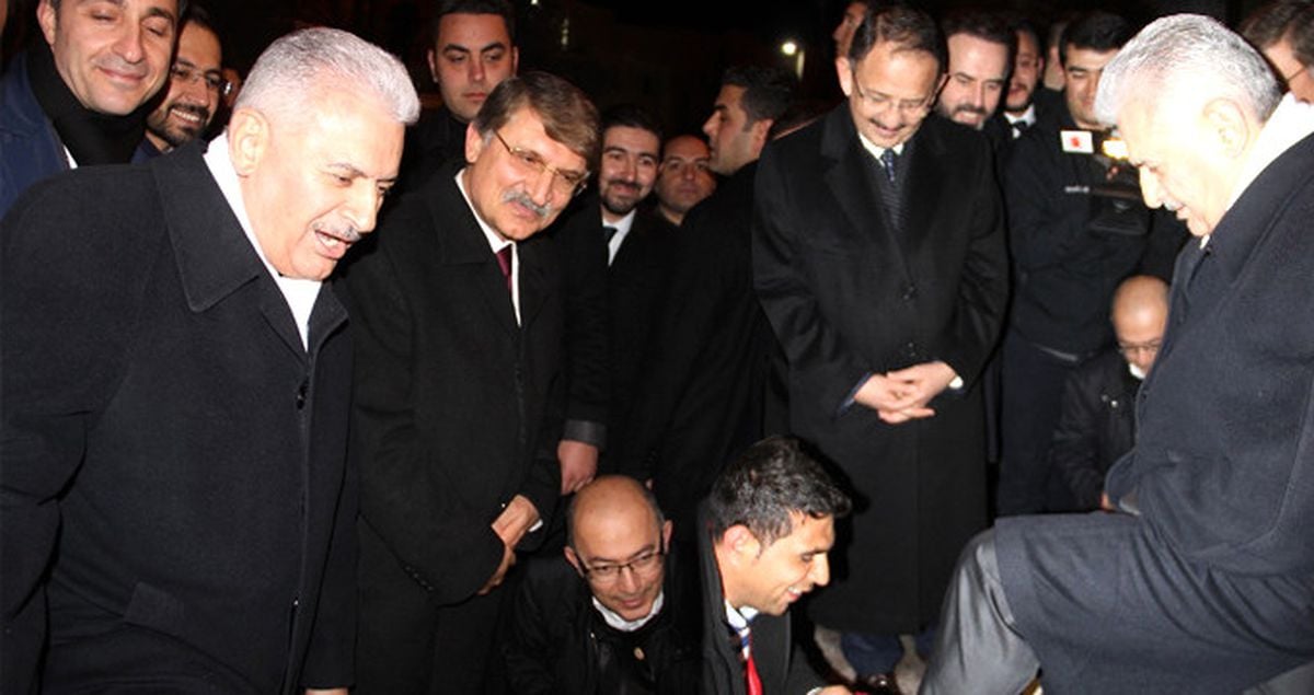 Başbakan'la Ayakkabı Boyacısının Güldüren Diyaloğu: Fırçayı Ayakkabıya Çek