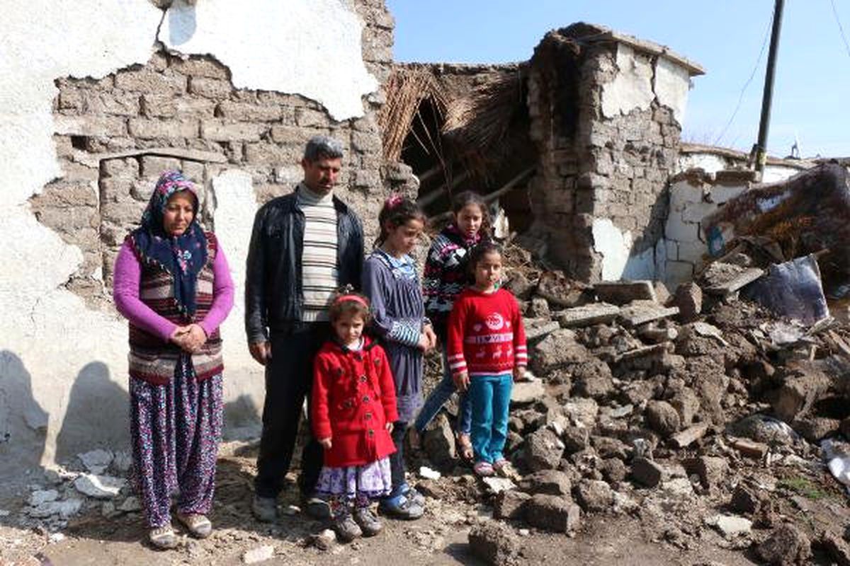 Adıyamanlı Çiftçi Depremde Ailesini Sürükleyerek Kurtardı