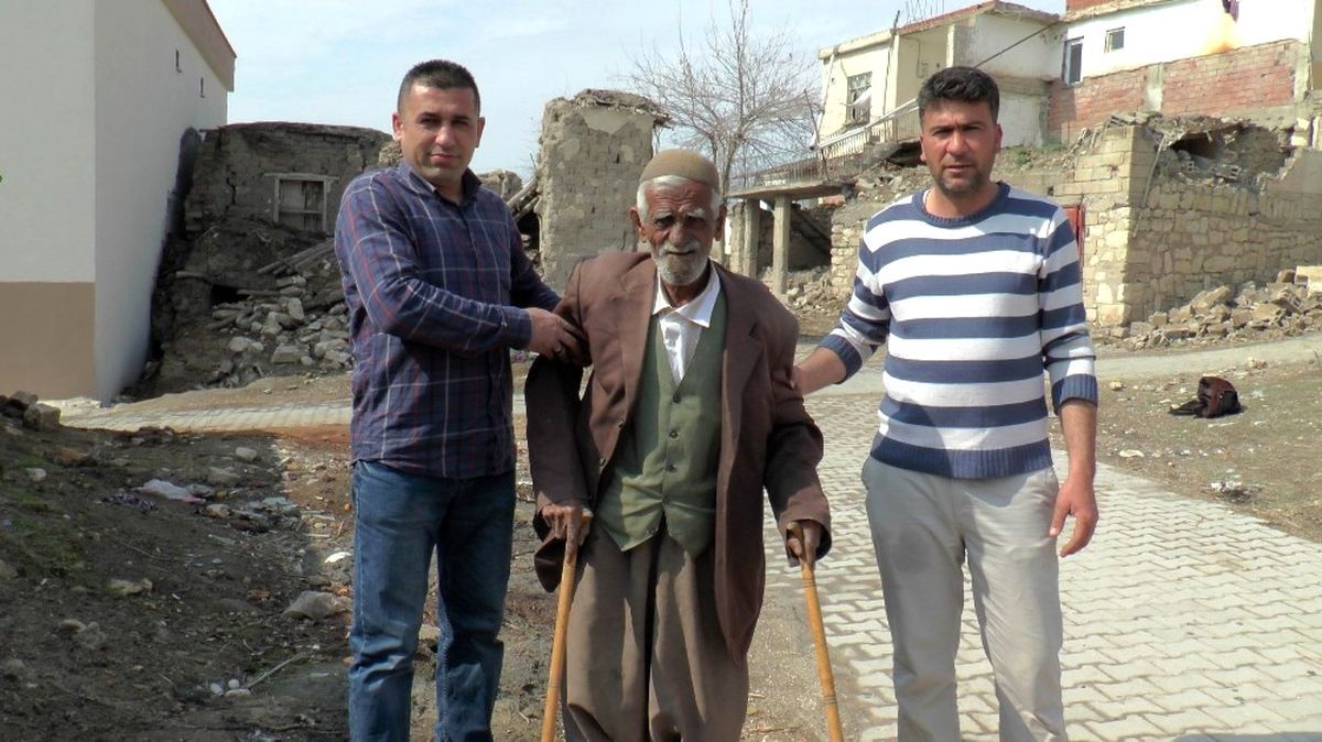 Enkaz Altında Kalan Engelli Vatandaşın İmdadına Komşular Yetişti