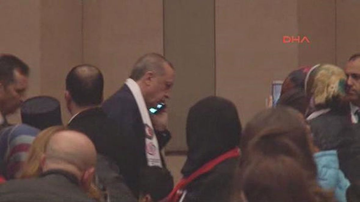 Erdoğan'ı Yerinden Kaldıran Telefon! 15 Dakika Sonra Salona Döndü