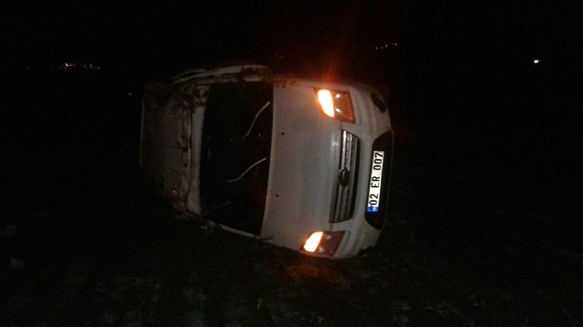 Gölbaşında Hafif Ticari Araç Takla Attı: 3 Yaralı