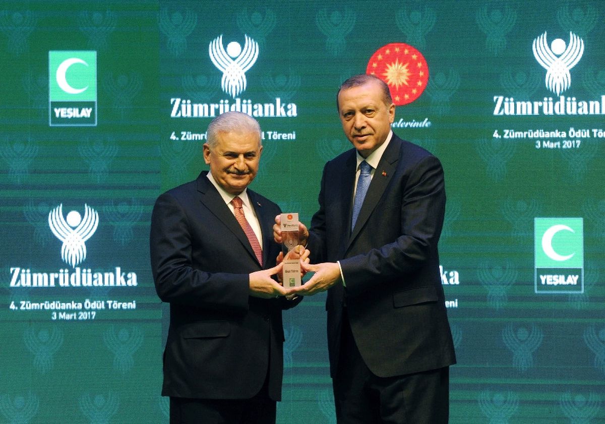 Yıldırım, Ödülünü Erdoğan'ın Elinden Aldı