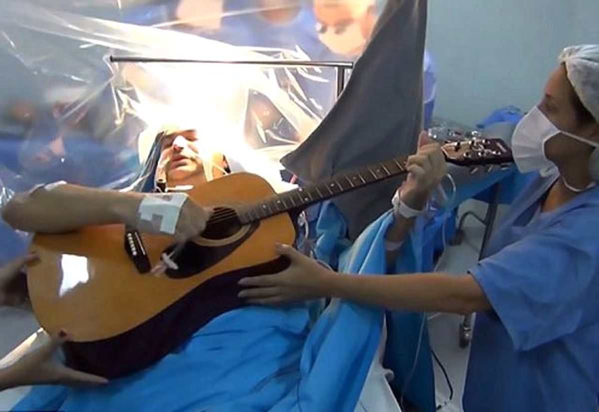 Beyin Tümörü Ameliyatı Olurken Gitar Çalan Adam Şaşkınlık Yarattı