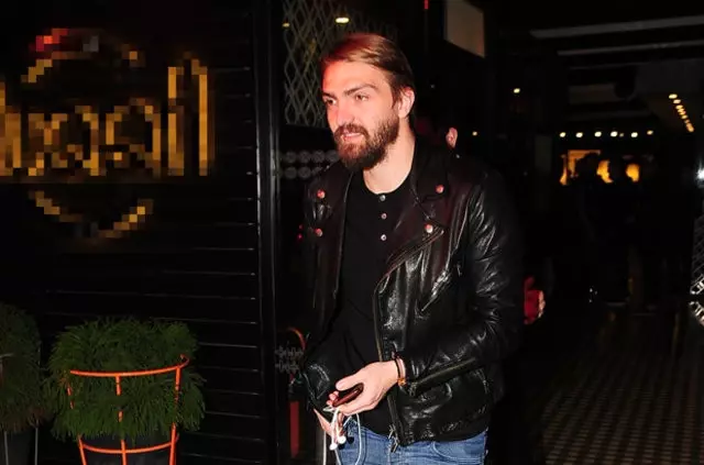 Caner Erkin, Gece Gittiği Mekanda Puro İçerken Görüntülendi Caner Erkin, Gece Gittiği Mekanda Puro İçerken Görüntülendi
