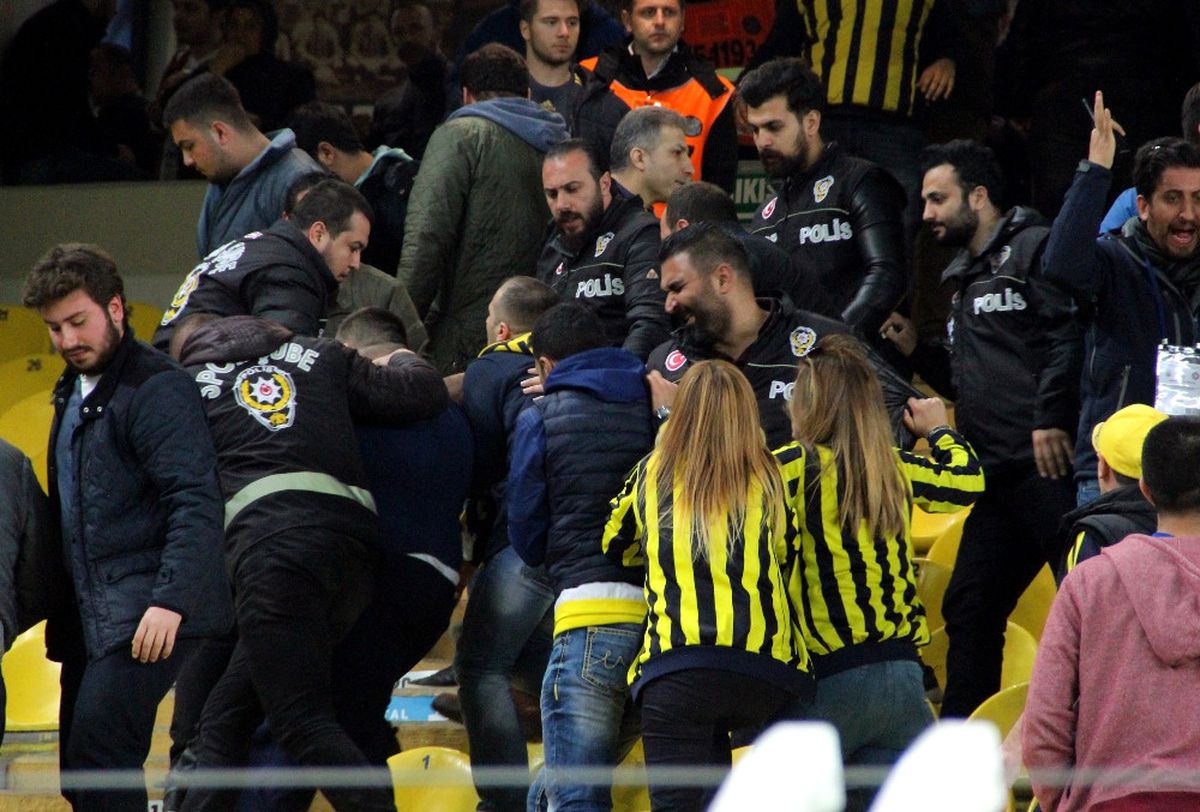 Kadıköy'de Tribünler Ikiye Bölündü