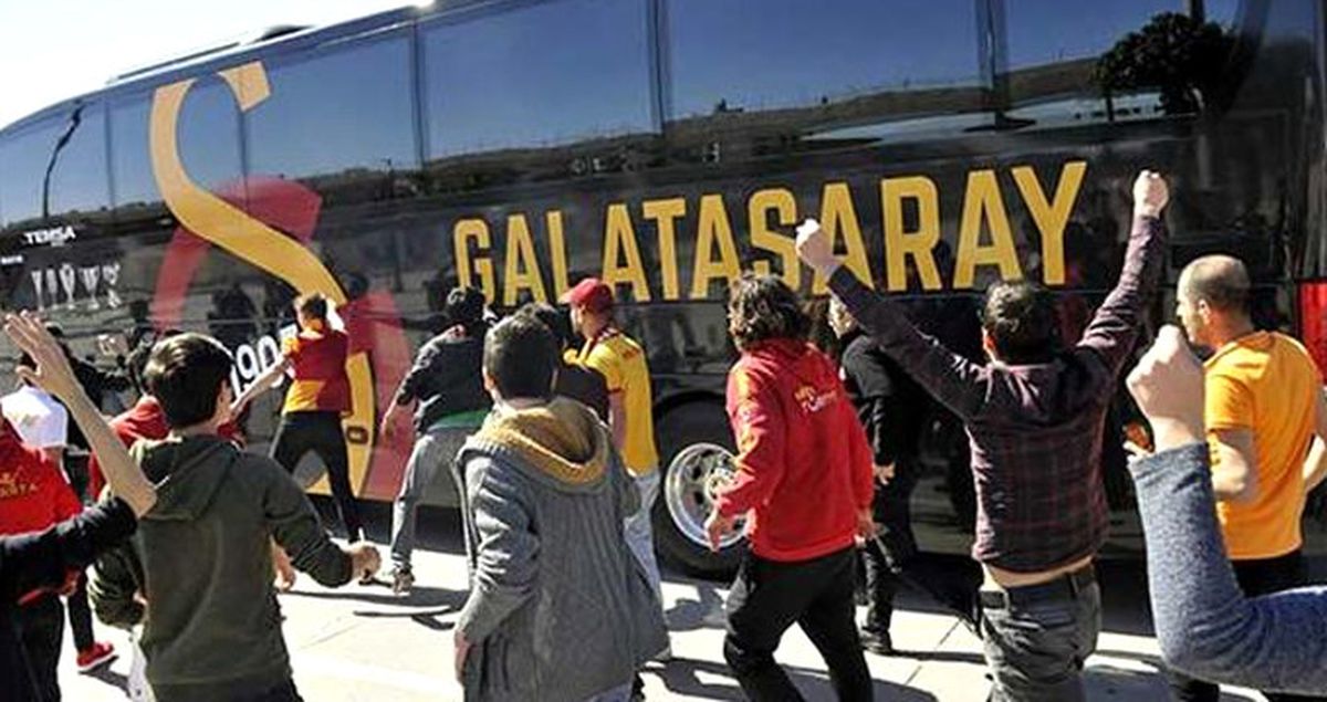 Galatasaraylı Taraftarlar, Takım Otobüsüne Tekme ve Yumruklarla Saldırdı