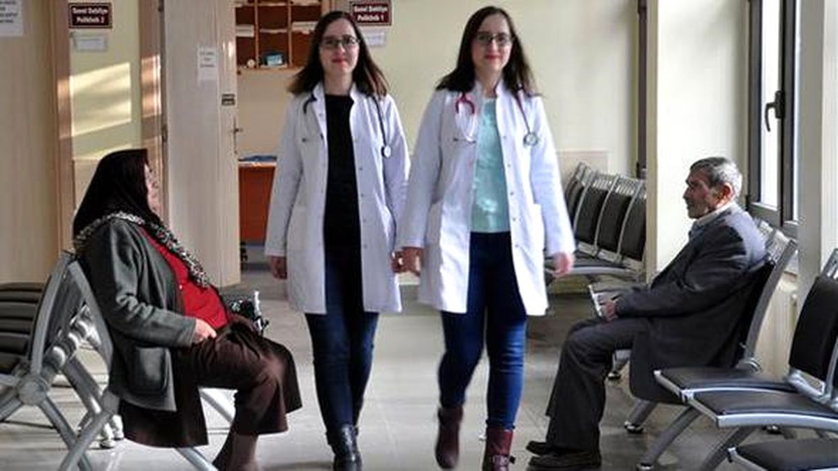 Aynı Hastanede Çalışan İkiz Kardeşler Hastaları Şaşırtıyor