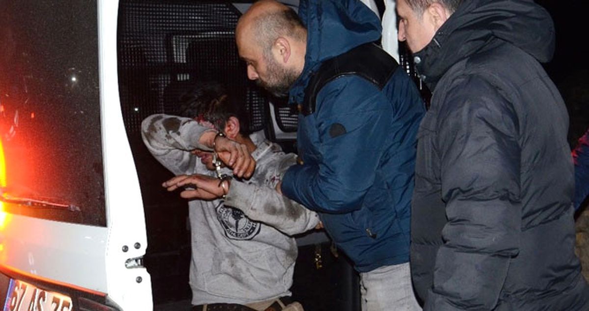 Kimlik Soran Polisin Arabasına Önce Taş Sonra da Kafa Attı