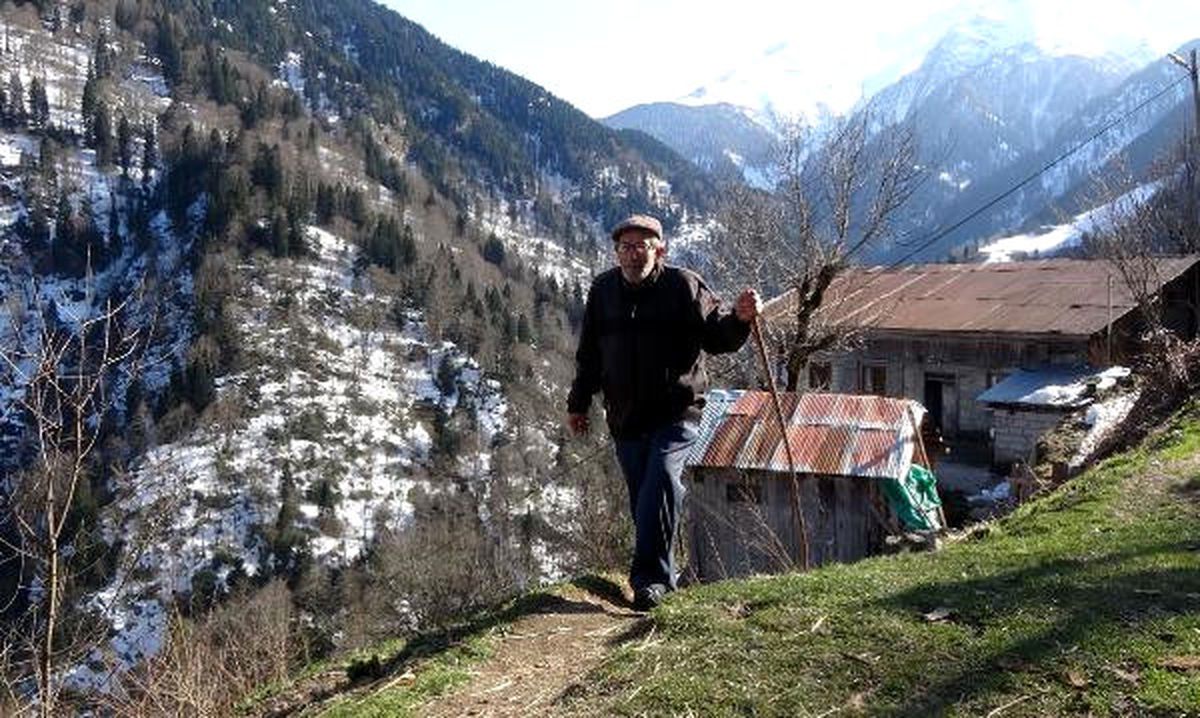 90 Yaşındaki Celal Dede 20 Yıldır Yaz Kış Köyünden Ayrılmıyor