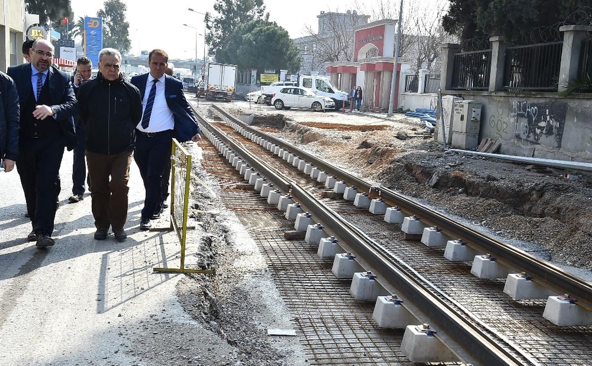 İzmir Belediye Başkanı, 8 Kilometrelik Tramvay Hattını Yürüyerek Denetledi