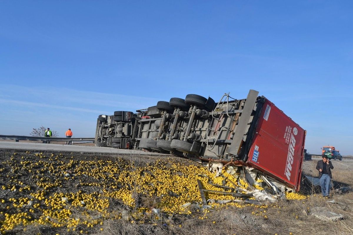 Limon Yüklü TIR Devrildi: 1 Yaralı