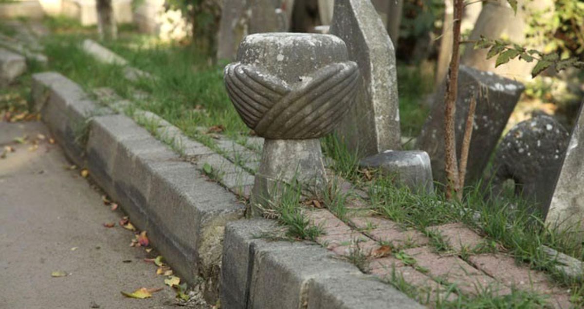 Osmanlı Mezar Taşlarına Yapılan Göz Yaşartıcı Saygısızlık