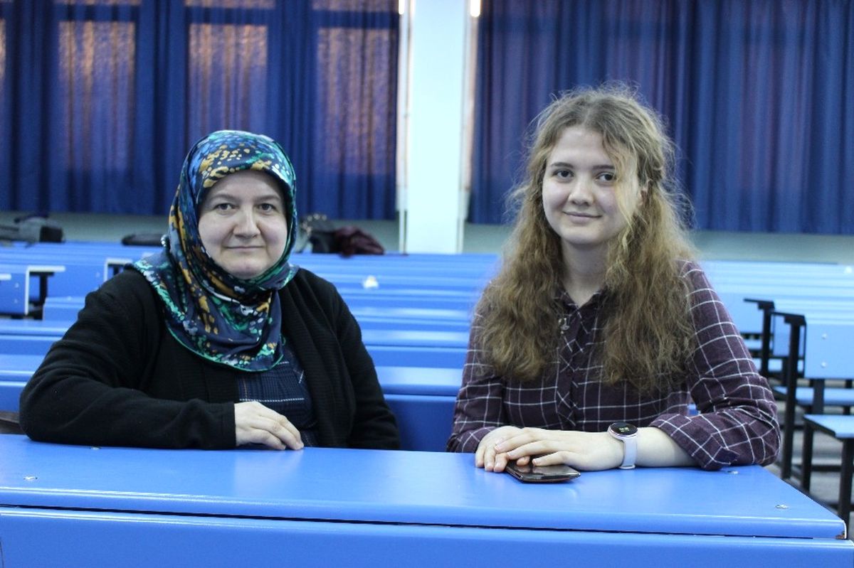 47 Yaşındaki Kadın, Kızıyla Birlikte Üniversite Sıralarına Oturdu