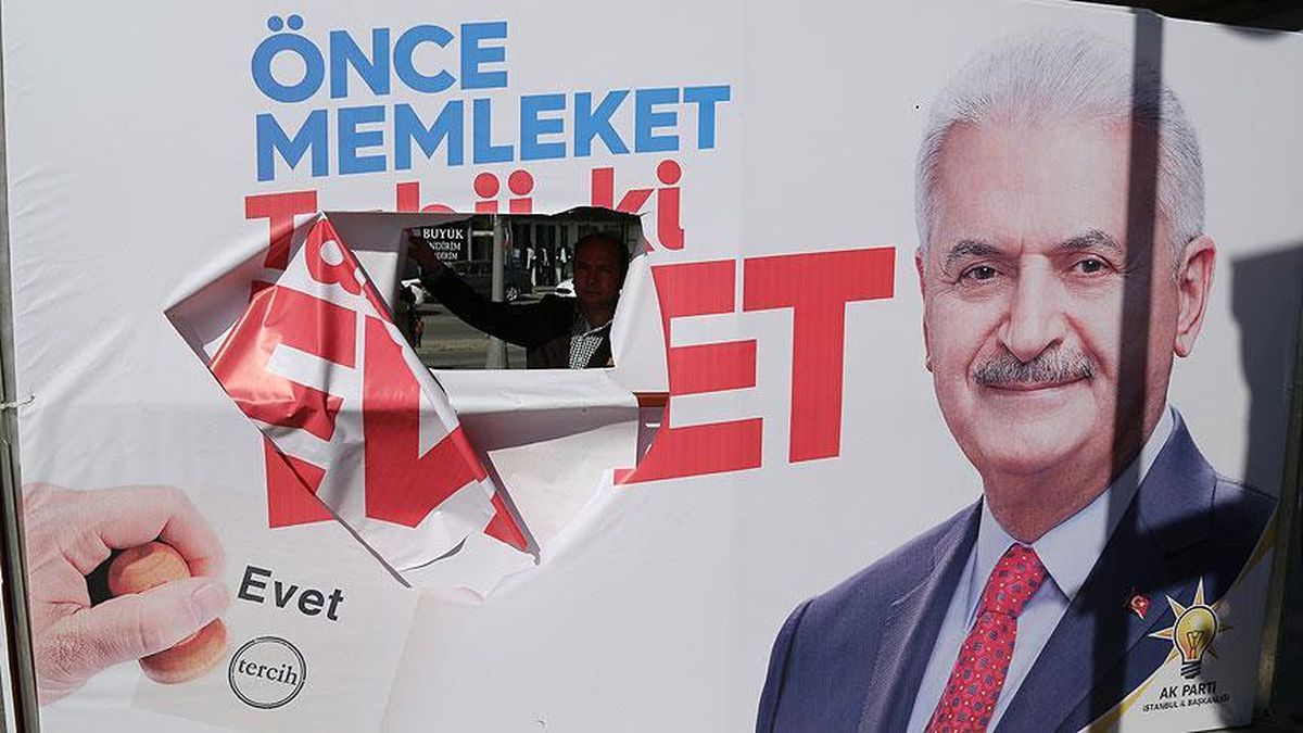Sarıyer'de AK Parti'nin Referandum Çadırı ve Pankartları Parçalandı