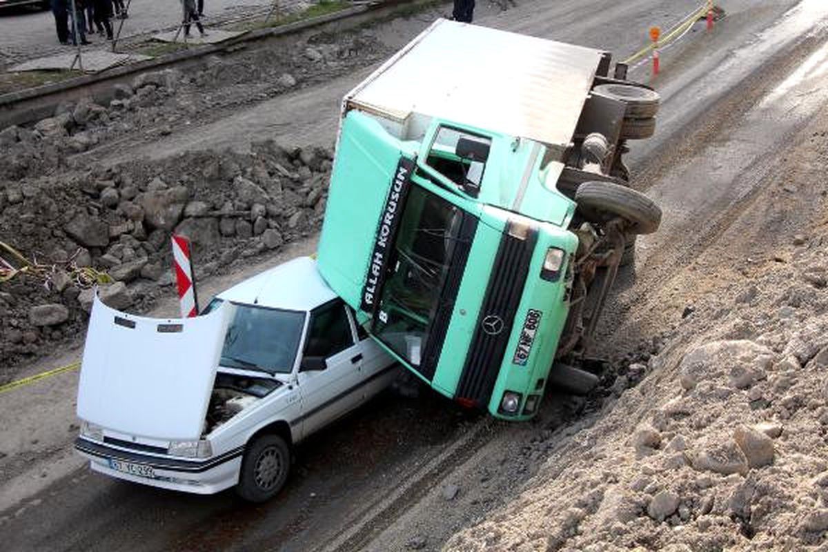 Zonguldak'ta Kamyon Otomobilin Üzerine Devrildi