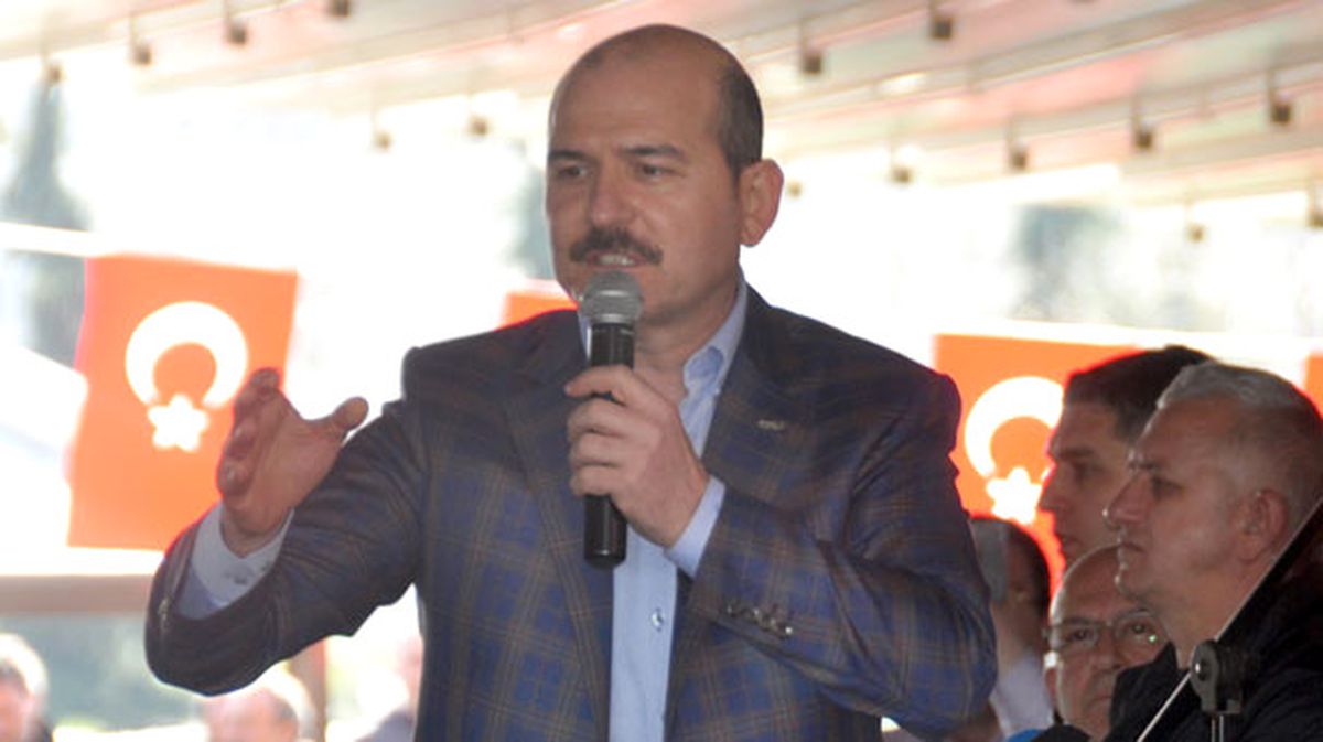 Bakan Soylu, Trabzon'da Katıldığı Toplantıda 'Evet' Yazılı Rozet Taktı