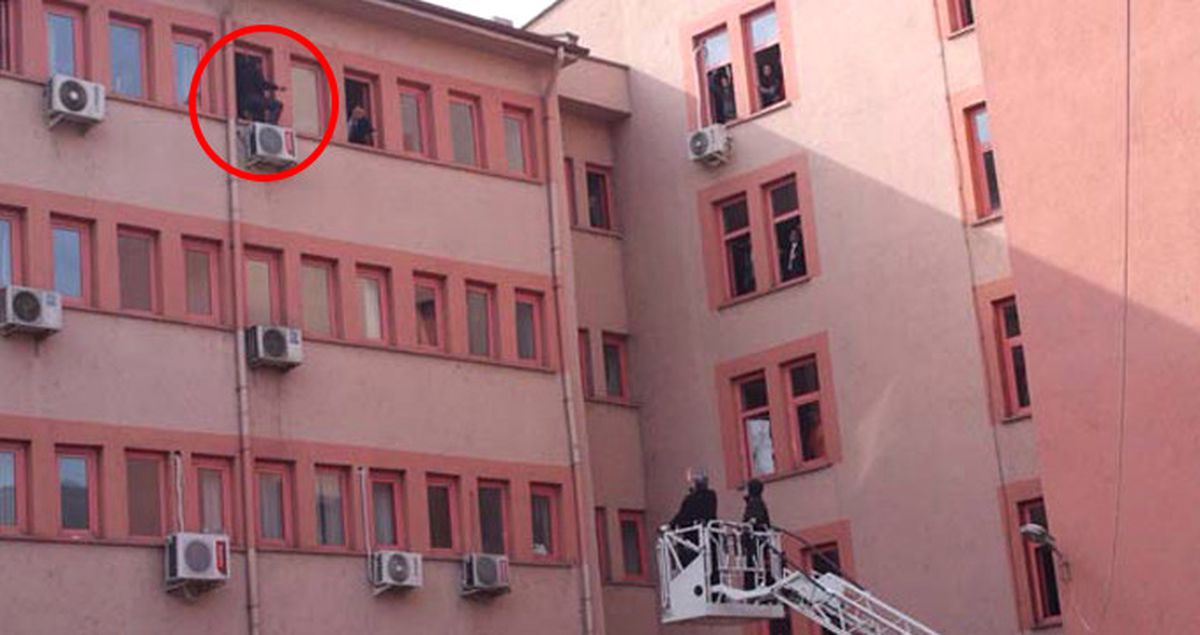 Hakimin Gözü Önünde Mahkeme Salonundaki Pencereye Çıktı