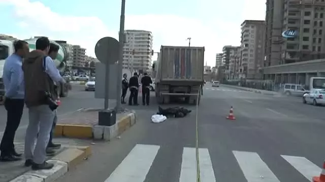 Kamyonun Altında Ezilen Yaşlı Adam Hayatını Kaybetti