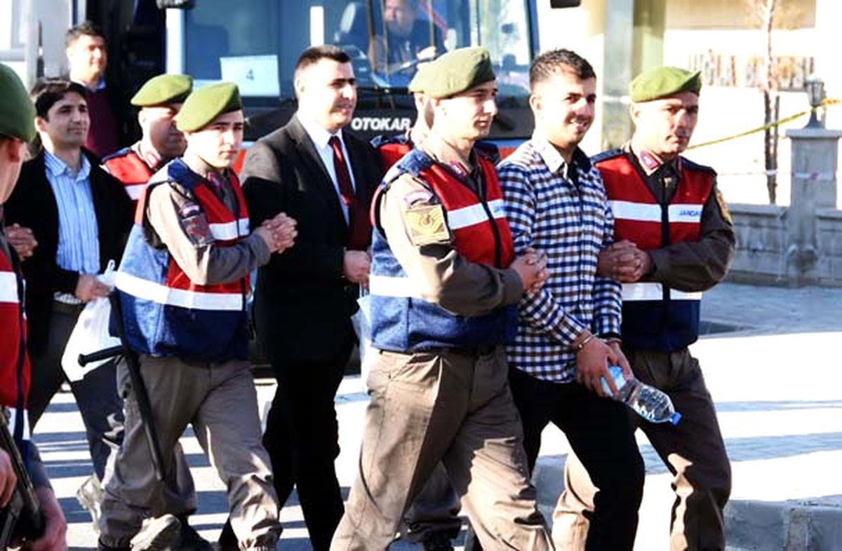 Vatandaşlar Protesto Etti, Darbeciler Gevrek Gevrek Güldü