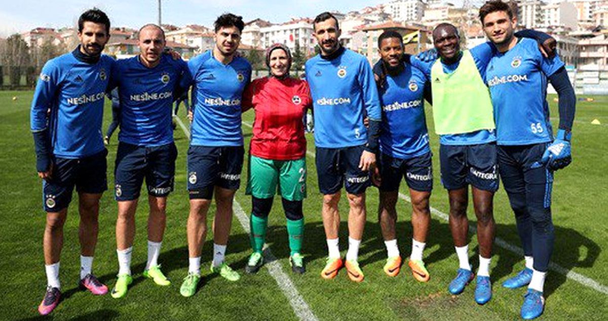 49 Yaşındaki Futbolcu Azize Ay, Hayali Olan Fenerbahçe'yi Ziyaret Etti