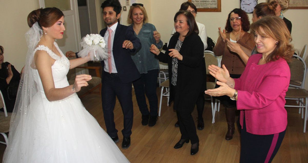 Gelin, Ana Evinden Değil, Dernekten Çıktı