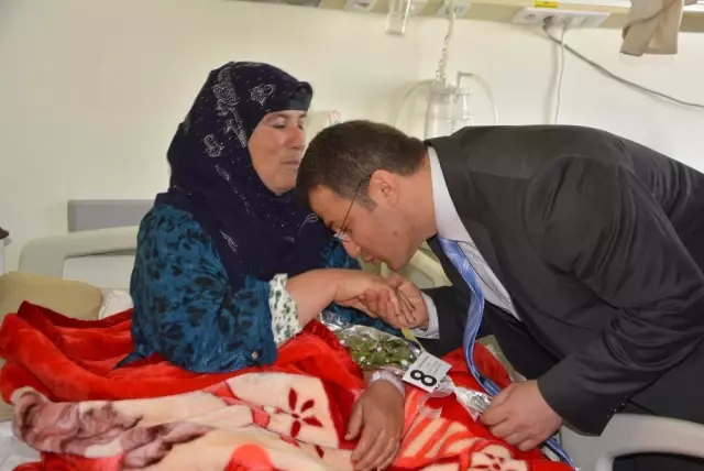 Kaymakam Çimşit'ten Kurumlarda Çalışan Bayan Personele Karanfil